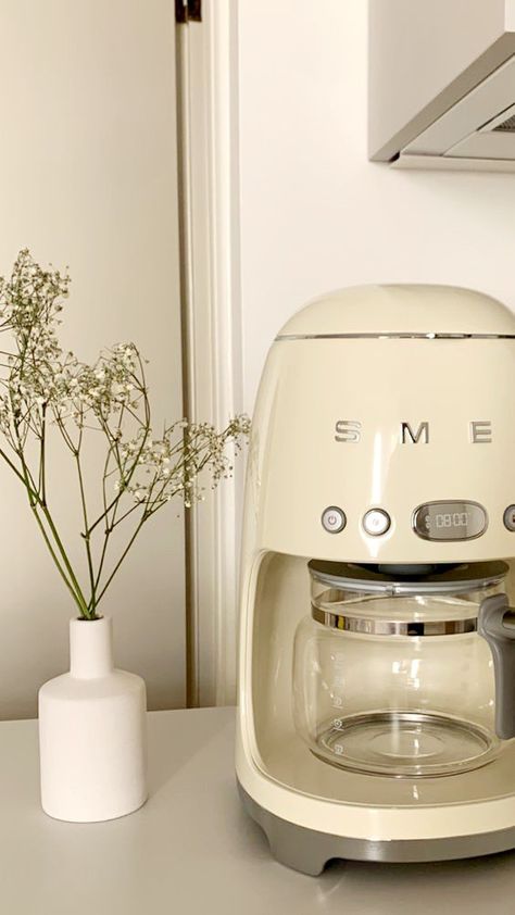 Smeg Kitchen Ideas, Aesthetic Drip, Retro Style Aesthetic, Smeg Kitchen, Coin Café, Coffee Maker Machine, Cream Kitchen, Reusable Coffee Filter, Best Espresso Machine