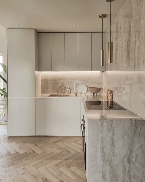 Herringbone Floor Kitchen, Dream Bathroom Master Baths, Japandi Design, Minimalist Kitchen Design, Beige Kitchen, Gold Kitchen, 아파트 인테리어, Modern Kitchen Cabinets, Kitchen Inspiration Design