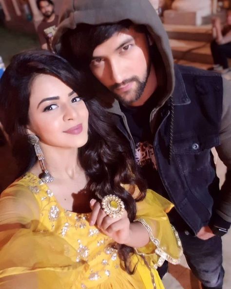 Jigyasa Singh and Sumit Bhardwaj Sumit Bhardwaj, Jigyasa Singh, Groom Dress Men, Instagram Trends, Sweet Pic, Tv Actors, Beautiful Rose Flowers, Indian Attire