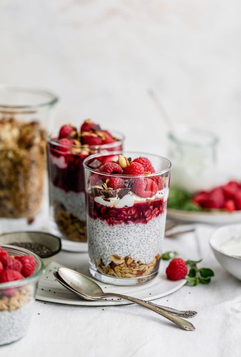 raspberry orange chia parfait Parfait Photography, Easy Breakfast On The Go, Marble Cake Recipe, Kefir Benefits, Chia Parfait, Raspberry Orange, Seed Recipes, Cozy Afternoon, Streusel Coffee Cake