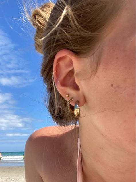 MY PHOTO PLS GIVE CREDIT IF REPOST #piercing #earrings#beach Beachy Earring Stack, Ears Pirsing, Peircings Earring Ideas, Ear Piercing Gold, 2nd Piercing, Summer Piercings, Beachy Accessories, Third Piercing, Beachy Earrings