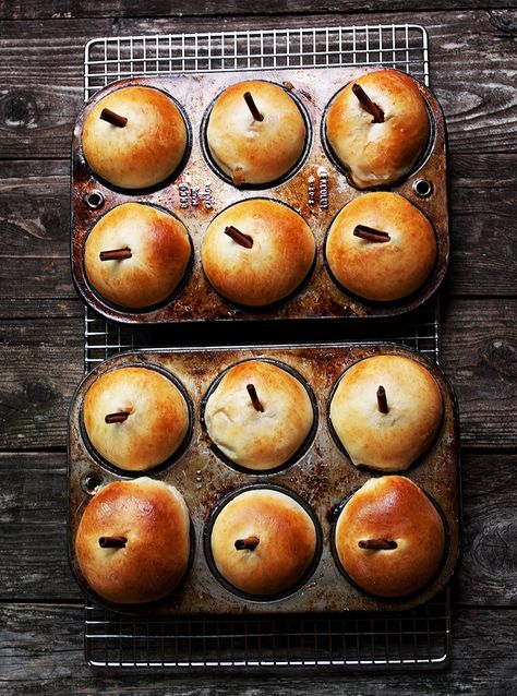 Apple Filled Apple Buns Apple Buns, Bread Inspiration, Crab Apple Recipes, Apple Pie Jam, Cinnamon Filling, Apple Breakfast, Homemade Apple Pie, Apple Jam, Batter Recipe