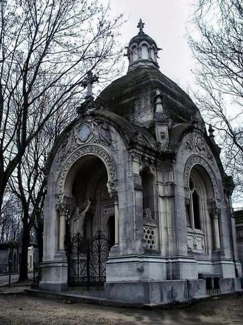 Pere Lachaise Cemetery, Cemetery Angels, Old Abandoned Buildings, Dark Castle, Old Cemeteries, Sacred Architecture, Architecture Model House, Ancient Sculpture, Fantasy Castle