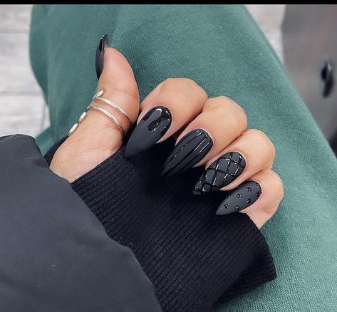 Matte Black Acrylic Nails Almond, Almond Nail Art Black Matte, Black Almond Matte Nails, Halloween Almond Nails Ideas, Black Matte Nails Halloween, Black Matte Nails With Design Halloween, Nail Art Designs Videos, Almond Acrylic Nails, Autumn Nails