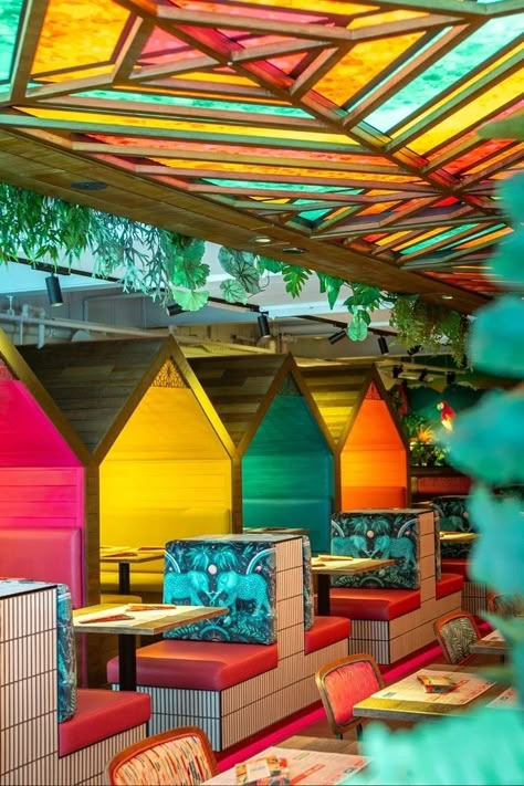 Jungle Restaurant Design, Colourful Cafe Interior, Colourful Restaurant Interior, Caribbean Restaurant Design, Funky Restaurant Design, Tropical Restaurant Design, Restaurant Decoration Ideas, Instagrammable Interior, Colourful Cafe