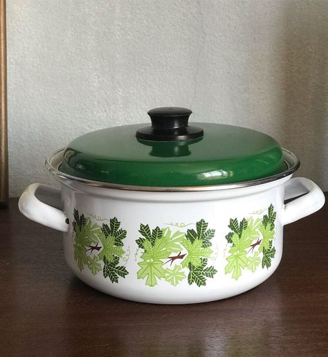 Enamel cookware Vintage Kitchen Design, Enamel Kitchenware, Enamel Cookware, Pot Design, Vintage Props, Kitchen Cutlery, Kitchen Ware, Vintage Enamelware, Old Kitchen