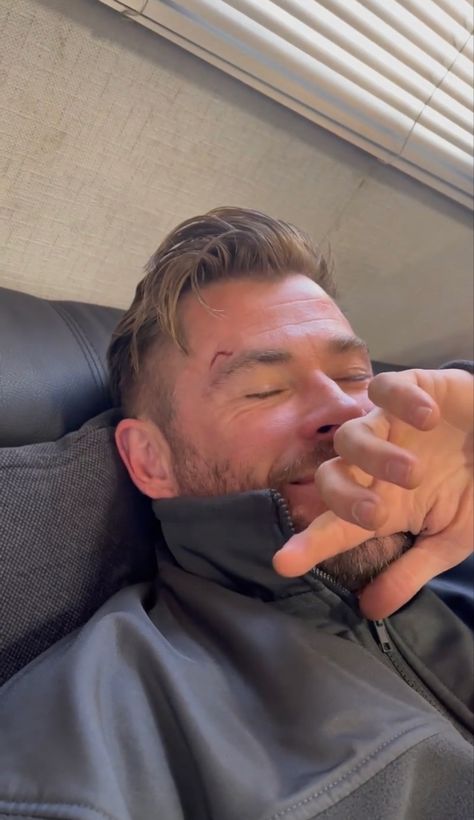 Chris Hemsworth Selfie Picture, Chris Hemsworth Sleeping, Chris Hemsworth Selfie, Chris Hemsworth Aesthetic, Chris Hemsworth Workout, Harvey Specter Suits, Hemsworth Brothers, Thor Odinson, Jennifer Aniston Style