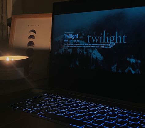 Fall Aesthetic Watching Movies, Watching Twilight On Laptop, Watching Twilight Aesthetic, Twilight Fall Aesthetic, Twilight Movie Aesthetic, Watching Horror Movies Aesthetic, Twilight Movie Night, Cozy Movie Night Aesthetic, Movie Night Pictures