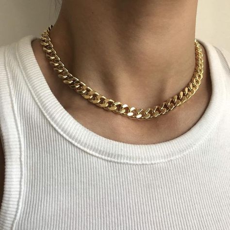 Thick Gold Chain Necklace, Chunky Gold Necklaces, Thick Gold Chain, Cuban Link Necklace, Necklace Outfit, Thick Chain Necklace, Estilo Indie, Figaro Chain Necklace, Cuban Link Chain Necklaces