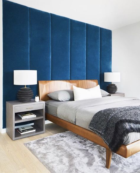 Modern bedroom upholstered walls wall panel headboard teal blue velvet Blue Bedroom Decor Ideas, Blue Bedroom Furniture, Velvet Wall, Home Bedroom Design, Blue Bedroom Walls, Upholstered Wall Panels, Brazilian Design, Upholstered Walls, Blue Bedroom Decor