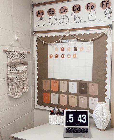 Simple Boho Classroom, Beige Classroom, Middle School Classroom Decorating Ideas, Teachers Aesthetic, Neutral Classroom Theme, Calming Classroom Decor, Pretty Classroom, History Teacher Classroom, Decorate Classroom