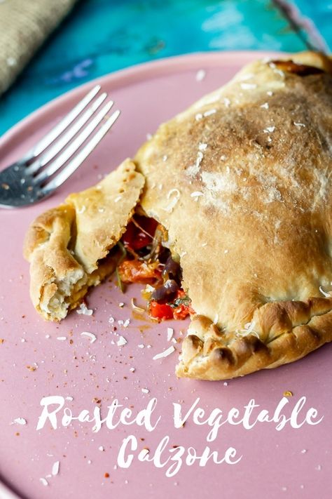 Calzone Vegetarian, Veg Calzone Recipe, Calzone Filling Ideas, Vegetarian Calzone, Vegan Calzone, Calzone Recipes, Savoury Bakes, Calzone Recipe, Pizza Pockets