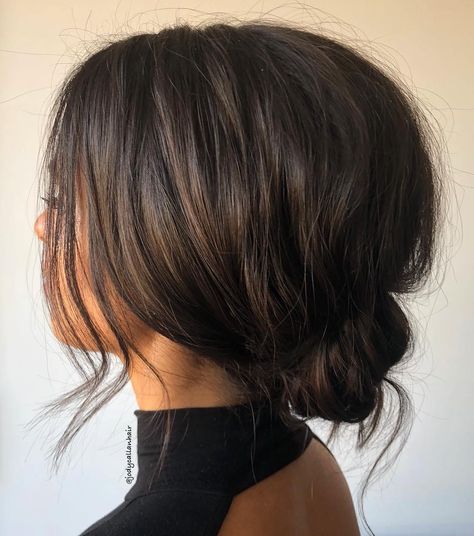 Voluminous Low Tousled Updo for Shorter Hair Messy Hair Updo, Boho Styl, Graduation Hairstyles, Up Dos For Medium Hair, Updos For Medium Length Hair, Low Bun, Short Hair Updo, Prom Hairstyles, Messy Hairstyles