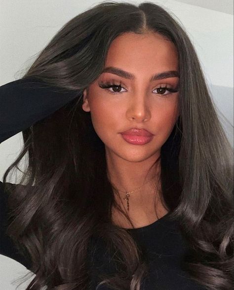 Latina Makeup, Smink Inspiration, Long Dark Hair, Inspo Instagram, Cute Makeup Looks, Heart Face Shape, 인물 사진, Girls Makeup, Pretty Makeup