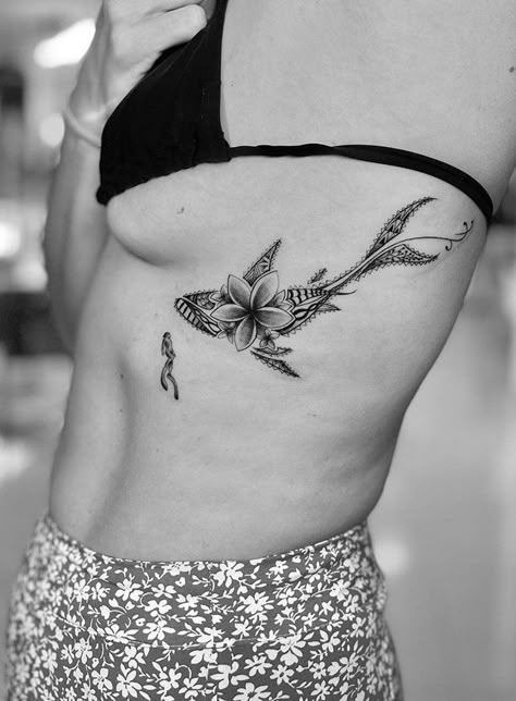 Nature And Ocean Tattoo, Pretty Shark Tattoo, Flower Shark Tattoo, Shark Flower Tattoo, Shark Tattoo Ribs, Feminine Shark Tattoo, Shark Hip Tattoo, Shark Rib Tattoo, Tattoo Mar Ocean