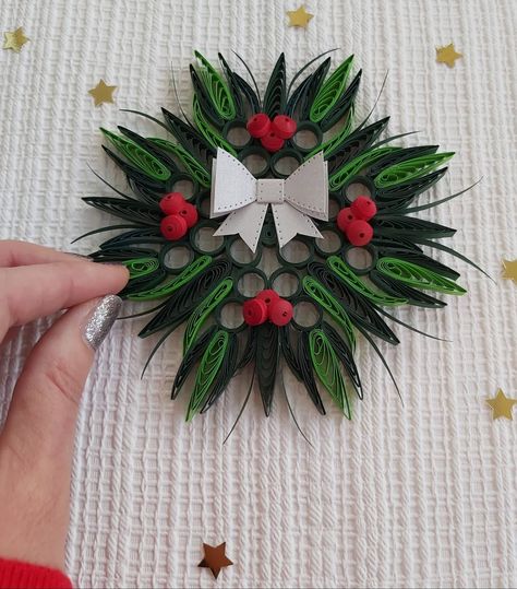 Quilling Craft Ambitions | Paper Quilled Wreath Design 🌿🌿🌿 . This was a lovely make to complete, although a little technical to design whilst keeping the circular… | Instagram Christmas Quilling Ideas, Diy Quilling Christmas, Quilled Ornaments, Quilling Design, Quilled Snowflakes, Christmas Quilling, Paper Quilling Flowers, Quilling Work, Art Quilling