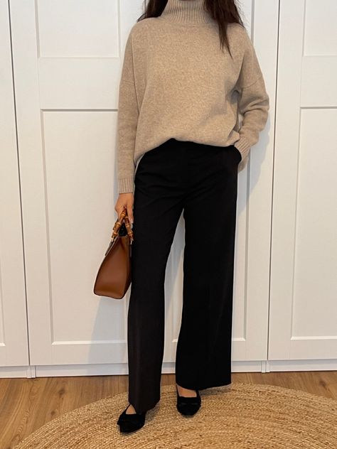 Black Pants Tan Sweater Outfit, Nice Sweater Outfits, Beige Jumper Outfit, Black Cropped Pants Outfit, Black Trousers Outfit Casual, Black Trousers Outfit Work, Beige Top Outfit, Trousers Outfit Work, Winter Dressy Outfits