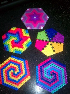 *COOL* Perler Bead Hexagons - Earrings, Ornaments, Gift Tags, Key chain, gift bags, party favors Perler Bead Designs, Hamma Beads Ideas, Melty Bead Patterns, Pearl Beads Pattern, Easy Perler Beads Ideas, Fusion Beads, Hama Beads Design, Beaded Art, Perler Bead Templates