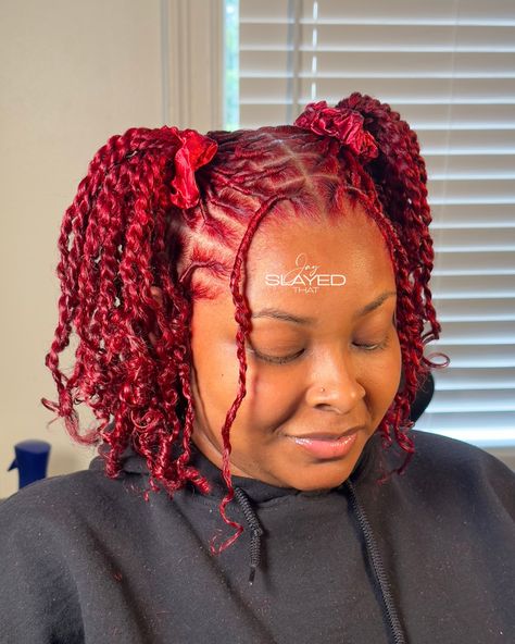 Red heads do it better? 👀❣️SWIPE LEFT to see the finish result😍 Choosing the right loctician to start your locs is the MOST important factor to beginning your loc journey. Here are 3 tips to help make your decision ✨ CONSULTATION! Rather it’s virtual or in person consultations are needed. Not only does it add clarity but you will also be able to see if you and your potential loctician are the right fit for EACH OTHER. ✨ASK QUESTIONS! Asking question (the right questions) will also help y... Colored Starter Locs, Red Starter Locs, Cherry Red Locs, Color Locs, Red Locs, Loc Ideas, Hairstyles Wigs, Starter Locs, Pretty Braided Hairstyles