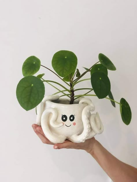 Cute Clay Planters, Octopus Plant Pot, Ceramic Flower Pots Ideas, Clay Planters Diy, Diy Ceramic Planters, Diy Clay Plant Pots, Clay Plant Pots Handmade, Pottery Octopus, Octopus Planter