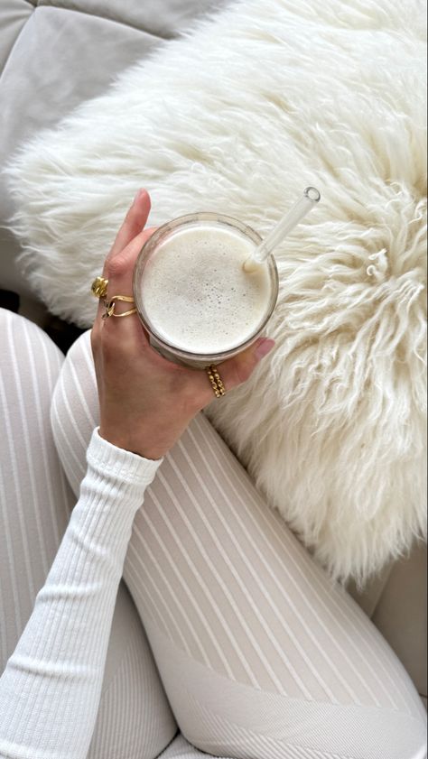 Caffeine Addict, Vanilla Smoothie, Find Your Aesthetic, Morning Aesthetic, Fitness Aesthetic, Girl Vibe, Aesthetic Content, Soft Girl Aesthetic, Vanilla Latte