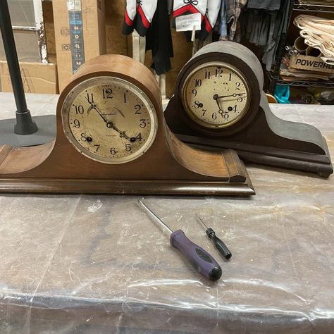 What To Do With Old Clocks Ideas, Old Clock Reuse Ideas, Upcycle Clocks Repurposed, Repurpose Clocks Diy Projects, Mantel Clocks Ideas, Mantle Clock Repurposed, Clock Shadow Box Ideas, Repurposed Clocks Ideas, Vintage Table Clock