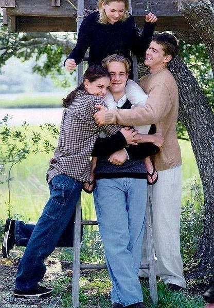 The gang excludes Jen from a group hug after an important meeting in their J. Crew treehouse. Dawson's Creek Aesthetic, Dawson's Creek Cast, Dawsons Creek Pacey, J Crew Catalog, Joey Potter, Dawson's Creek, Joshua Jackson, Group Hug, Dawsons Creek