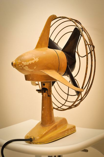 A four bladed Emi, an european style vintage fan. I'm not sure but I suspect it's circa 1950s. Made it Utrecht, Holland. Does anyone know roughly when this was manufactured? Steampunk Furniture, Fan Drawing, Antique Fans, Vintage Fan, Old Fan, Streamline Moderne, Household Appliance, Vintage Fans, Modern Fan