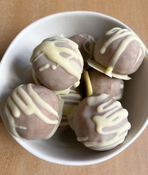 Cinnamon Roll White Chocolate Protein Bites | Upbeet & Kaleing It Chocolate Protein Bites, Protein Bites Recipe, White Chocolate Desserts, Healthy Cinnamon Rolls, Chocolate Candy Recipes, Protein Bites, Protein Rich Foods, Chocolate Protein, Oat Flour