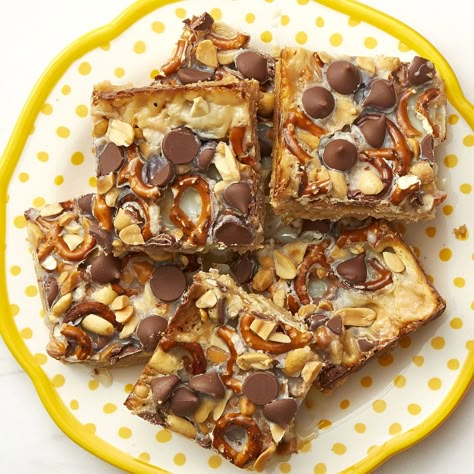 magic bars Pretzel Cookie Bars, Fall Cookie Recipes, Pretzel Bars, Baked Sweets, Pretzel Cookies, Magic Bars, Condensed Milk Recipes, Hot Chocolate Cookies, How To Make Pie