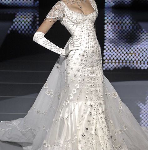 Campaign Wedding Dress, Bridgestone Dresses, Bridgerton Themed Wedding Dress, Bridgerton Style Wedding Dress, Runway Wedding Dress, Chanel Wedding Dress, 2008 Couture, Runway Fashion Couture, White Wedding Dress