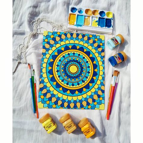 Mandala Acrylic Painting Canvases, Canvas Art Supplies, Mandala On Canvas, Mandala Arts, Cute Easy Paintings, Mandala Canvas, Mandala Art Therapy, Small Canvas Paintings, Geometric Quilt