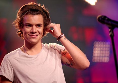 Desmond Styles, Harry Styles Dating, Harry Styles Hair, Hair Evolution, Harry Styles Funny, Harry Styles Wallpaper, Celebrity Style Red Carpet, Harry Styles Pictures, Harry Edward Styles