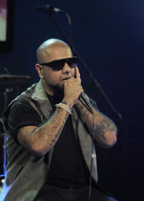 We love Vishal Dadlani for his songs, and he sure doesn't fail to impress us with his ‪#‎SpecsAppeal‬! Vishal Dadlani, Vishal Shekhar, Music Festivals, Music Festival, Mens Sunglasses, Festival, Songs, Sunglasses, Music