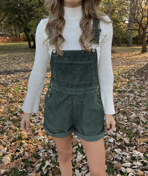 Overall Winter Outfit, Green Overalls, Work Overalls, Overalls Shorts, Short Overalls, Comfy Clothes, Birthday List, Outfit Aesthetic, Outfits Aesthetic