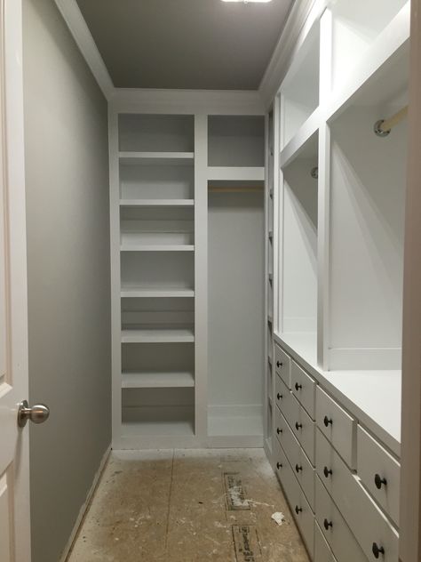 Perfeito 5 By 5 Closet Ideas, Small Couples Closet Organization, Closet Organization Ideas Narrow Walk In, Master Closet Addition, Walk In Closet Ideas Narrow, Walk In Closet Narrow, Rectangle Closet Layout, Long Narrow Closet Design, Narrow Walk In Wardrobe