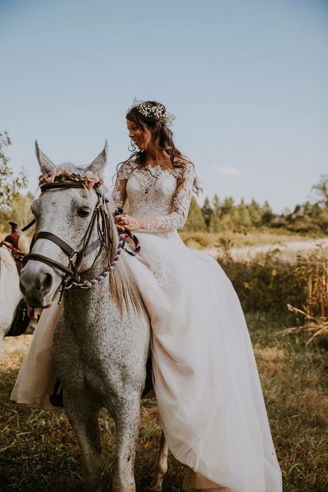 Wedding Day horse ride Bride Rides In On Horse, Horse Wedding Photos, Formal Poses, Country Wedding Pictures, Horse Shoot, Wedding Horse, Boho Photoshoot, Equestrian Wedding, Rusting Wedding