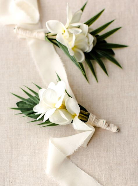 White Beach Wedding Reception, Simple Beach Wedding Bouquet, Mexico Wedding Decorations, Hawaiian Boutonniere, Wedding Flowers Beach, Beach Bouquet Wedding, Wedding Bouquets Tropical, Tropical Wedding Bouquets Simple, Tropical Winter Wedding