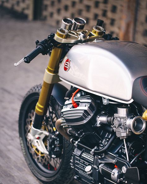 blacktrack-motors-BT-01-motorcycle-sacha-lakic-designboom-05 Cx500 Cafe Racer, Bike Garage, Modern Cafe Racer, Honda Cx500, Мотоциклы Cafe Racers, Moto Cafe, Cafe Bike, Cafe Racing, Bike Exif