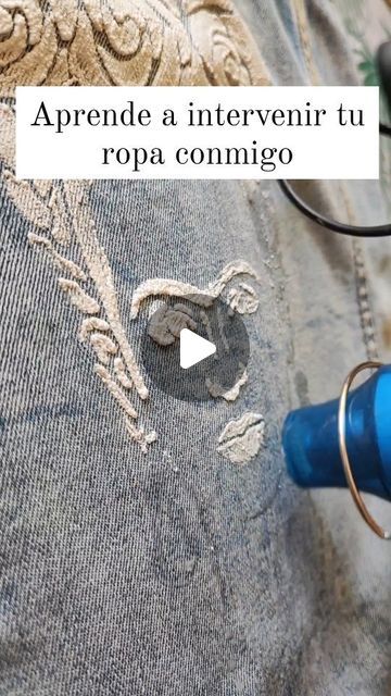 42K views · 2.3K likes | Talleres-kits de Manualidades on Instagram: "Dale una nueva vida a tu ropa personalizándola a tu gusto y estilo.   Aprende distintas técnicas de intervención textil para decorar tus chaquetas, poleras, bolsos, individuales, manteles y un sinfin de cosas más.  Te enseñaré:  ❤️Pintura de tela con stencil 💜Decoupage sobre tela 💙Pasta de relieve textil 🤍Pasta expansiva textil 💚Foil textil  Para aprender hay dos modalidades: 👉El taller presencial en Santiago 🇨🇱 o 👉El vídeo paso a paso que puedes ver cuándo quieras y las veces que quieras.  ❤️Cuéntame qué opción te interesa y te mando más detalles para que puedas aprender.   #ropaoriginal #ropareciclada #ropaintervenida #ropaenchulada #intervenciontextil #tallerdeintervenciontextil #customizaturopa #ropacustomiza Stencil Fabric, Painted Fabric, Foil Stamping, Fabric Painting, Fashion Details, Batik, Decoupage, Foil, Textiles