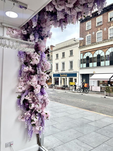 Purple Beauty Salon, Floral Window Display, Salon Window Display Ideas, Salon Window Display, Silk Flower Decor, Boutique Window Displays, Beauty Shop Decor, Pastel Interior, Flower Window