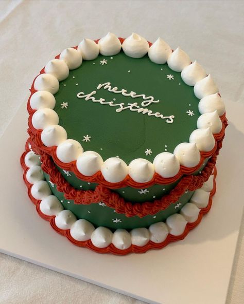 Christmas Vintage Cake, Small Christmas Cakes, Christmas Cake Aesthetic, Cute Christmas Cakes, Green Christmas Cake, Cute Christmas Cake, Vintage Christmas Cake, Christmas Cake Ideas, Christmas Birthday Cake