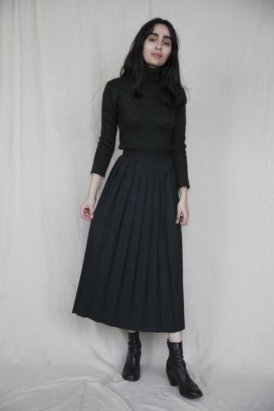 Counselor Outfits, Edgy Professional, Black Maxi Skirt Outfit, Wool Maxi Skirt, Modern Goth, Goth Stuff, Casual Goth, Jewish Girl, Work Fits