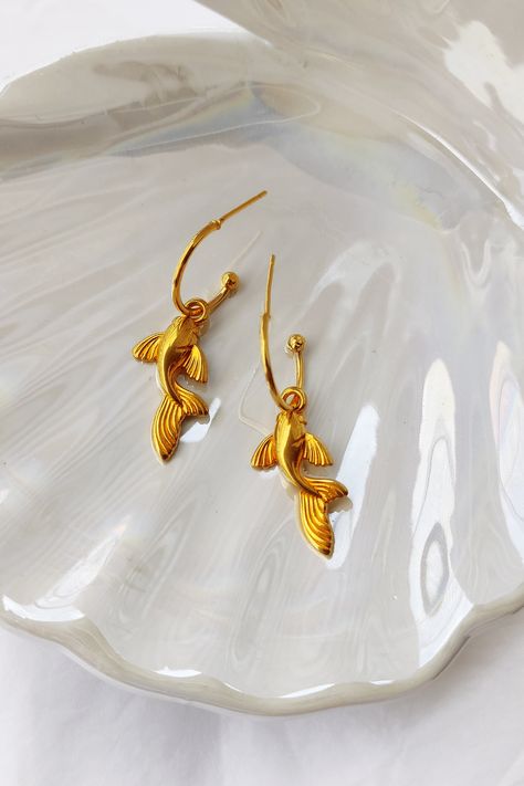 ☙ Gold half hoops and chain necklace with charm koi fish motifs. They are lightweight and comfortable to wear with your everyday outfits! You can also offer them as a gift to your beloved friends that love fish accessories and zodiac symbols. ❧ Details : ❥ Fish size : 2.6x1.4 cm ❥ Earrings length : 3.9 cm ≈ 1.5 inches www.etsy.com/shop/LeChatAccessories Gold Fish Jewelry, Gold Koi Fish, Gold Koi, Fish Accessories, Hoops With Charms, Zodiac Earrings, Fish Earrings, Fish Jewelry, Seashell Jewelry