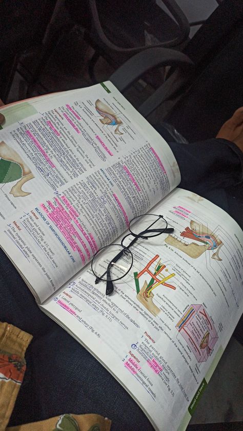 Mbbs Life Aesthetic, Mbbs Motivation, Student Reading Book, Mbbs Student, Doctor Study, Anatomy Book, Nursing School Inspiration, Anatomy Aesthetic, Medical School Life