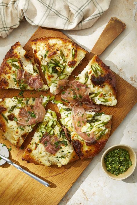 countryliving Pizza With Prosciutto, Asparagus Pizza, White Pizza Recipes, Holiday Entertaining Food, Spring Dishes, Easy Summer Dinners, White Pizza, Summer Recipes Dinner, Seared Salmon