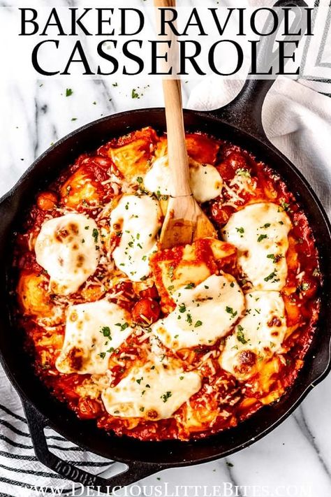 Cheesy Baked Ravioli Casserole checks all the busy chef’s boxes: it is simple to prepare, filled with delicious Italian flavors, and one of the best family dinners to serve. Casserole Italian, Italian Ravioli, Baked Ravioli Casserole, Casserole Vegetarian, Baked Ravioli Recipe, Ravioli Casserole, Baked Ravioli, Ravioli Bake, Ravioli Recipe