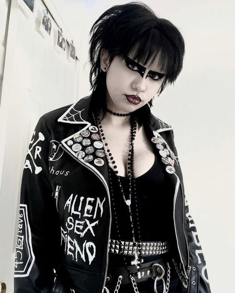 Goth Vest, Trad Goth Outfits, Deathrock Fashion, Goth Diy, Goth Jacket, Goth Outfit Inspo, Gothic People, Modern Goth, Rocker Outfit