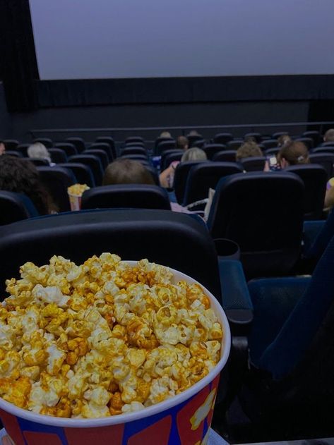 Popcorn In Cinema Aesthetic, Cinema Aesthetic Popcorn, Popcorn Aesthetic, Cinema Popcorn, Cinema Date, Theatre Photography, Photo Food, Friends Forever Quotes, Food Goals