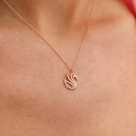 Exploring the Beauty of Minimalist Jewelry: Embracing Simplicity and Elegance Silver Pendant Ideas, Chain Pendant Designs, Chain With Pendant Gold, Simple Pendant Design, Necklace Pendant Design, Gold Pendant Designs, Pendent Design, Simple Necklace Designs, Swan Pendant